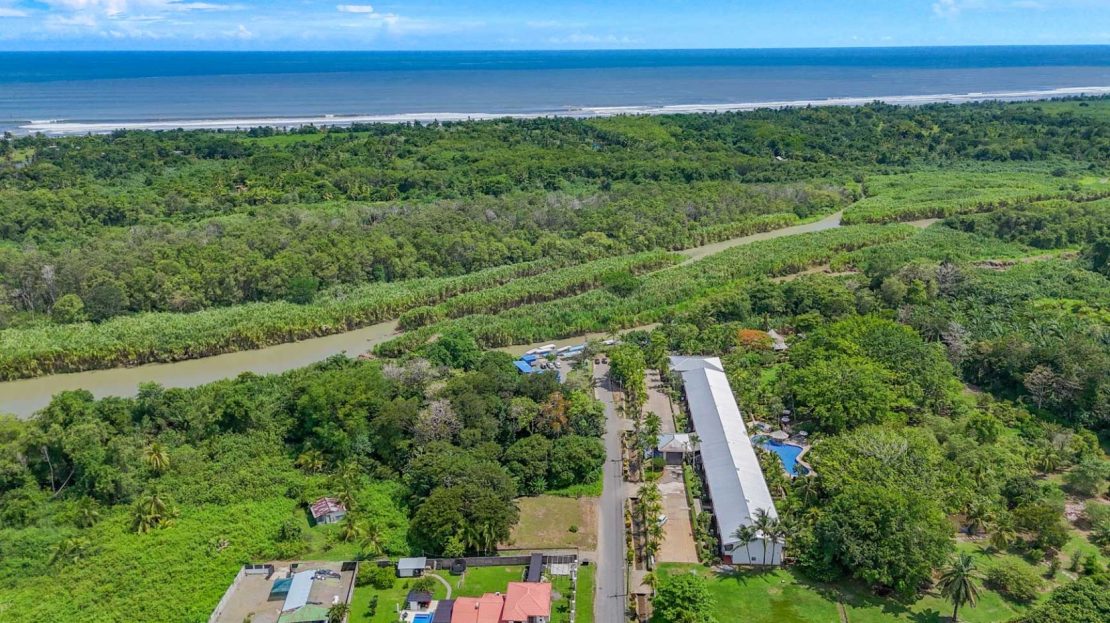 A beautiful & secure condo unit with top amenities on the doorstep of Costa Rica ’ s #1 attraction – Manuel Antonio National Park!