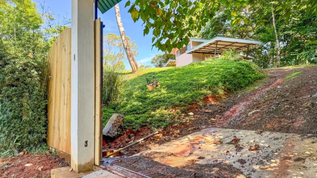 1 Bedroom Jungle River Retreat Home And Prime Space to Build Your Main House