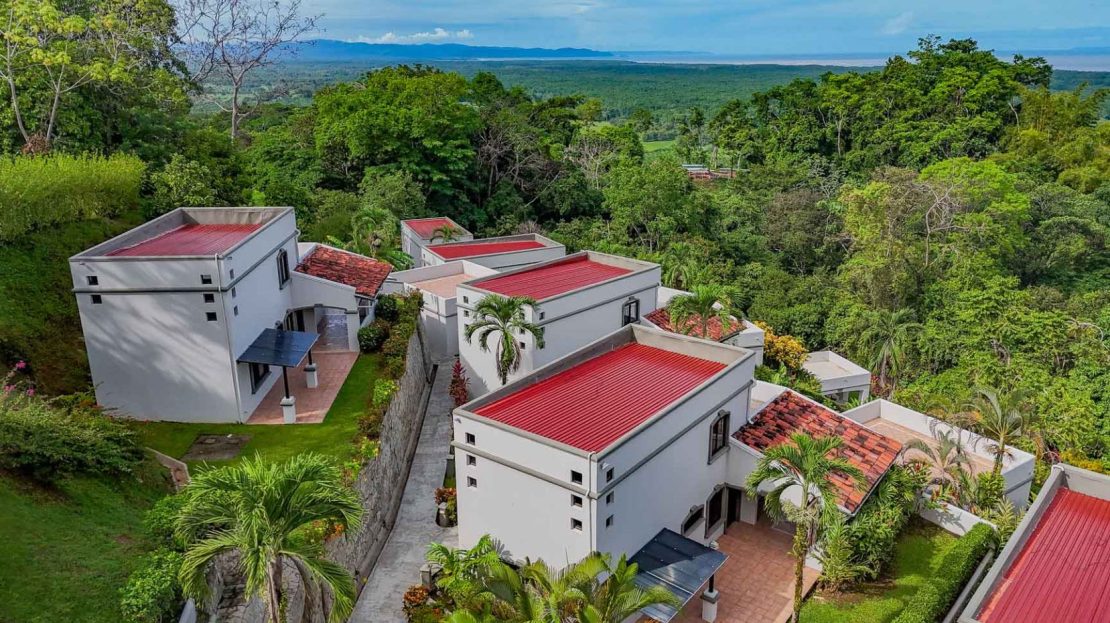 Ocean and Jungle Views & Full Amenities – 5 Minutes from the Costanera