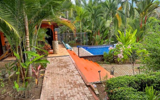 Ojochal Mountain View Home with Pool, Guest House & Gardens