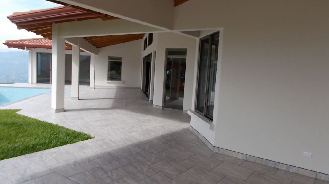 Modern meets traditional finishes Roca Verde home in Atenas