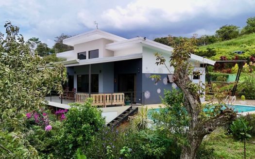 Charming Single-Story Home with Infinity Pool in Atenas