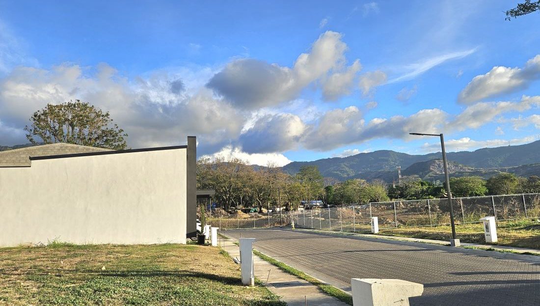 Lost for sale in condominium in Santa Ana