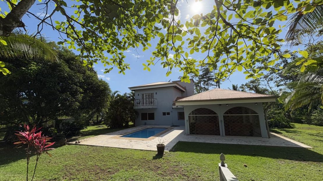 Charming Two-Story Home with Pool and Garden – 5