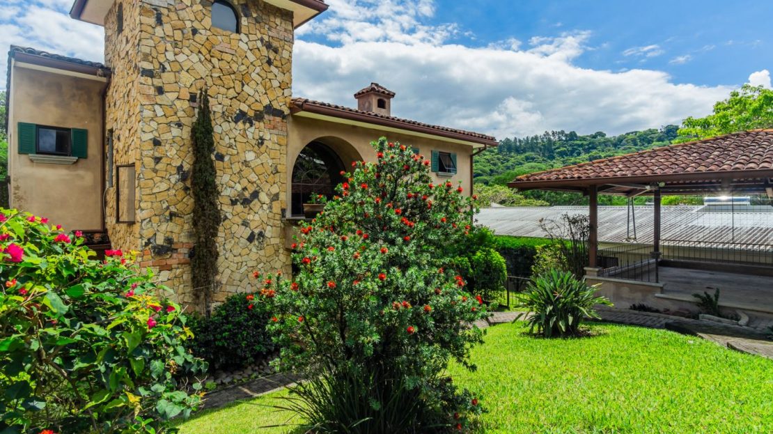 Tuscan-style home in Piedades