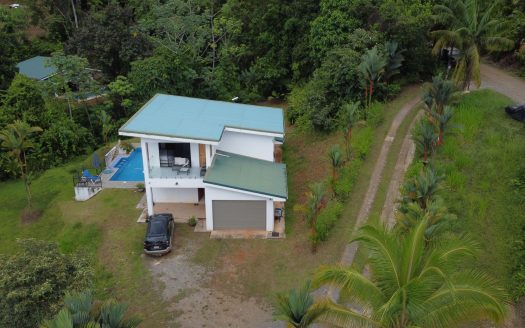 Modern 3 bedroom home on quiet road