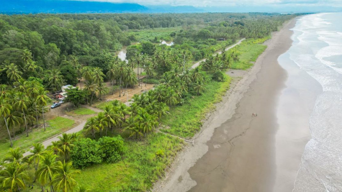 Sublime Beachfront Property in Palo Seco - 2284 m2 + River + House (30 minutes from Manuel Antonio)