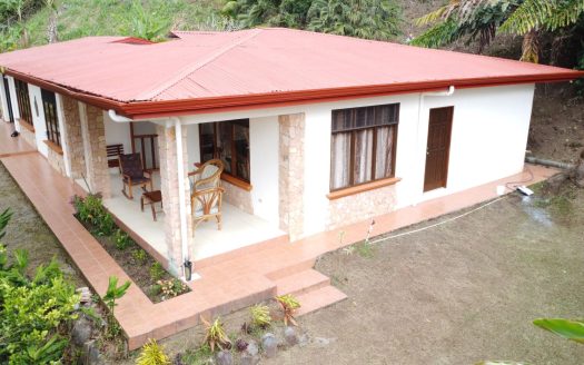 Tranquil 3-Bedroom Home with Natural Spring Water Near FUDEBIOL Reserve in Quebradas, Pérez Zeledón