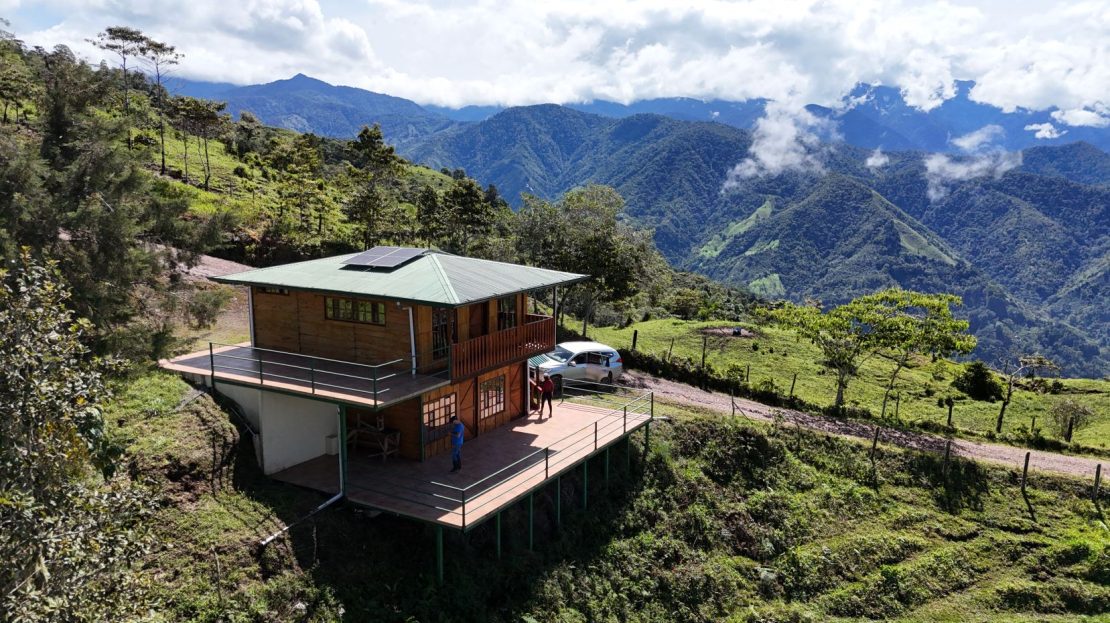 High-Altitude Cabin For Sale -  Stunning Views & Immersive Great Nature Above 1