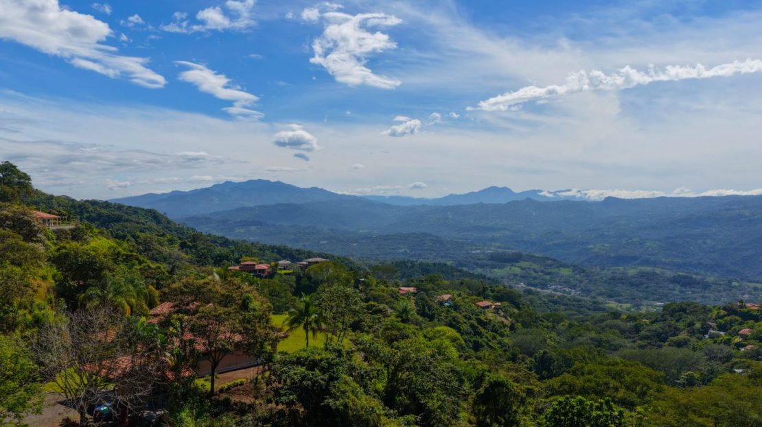 Lovely property in gated community with barn or starter home