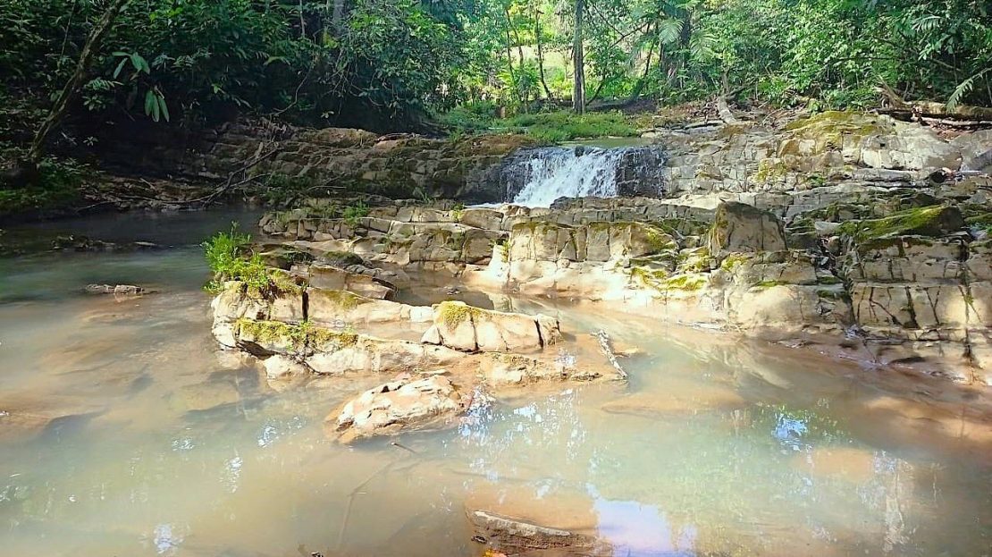 with stunning jungle & mountains views.