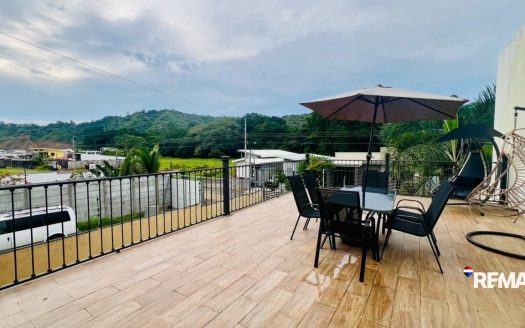 Spacious Tropical Beach Home