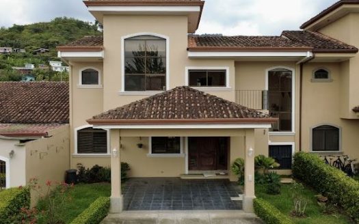 Beautiful House in Condo Vistas del Irazú Cartago