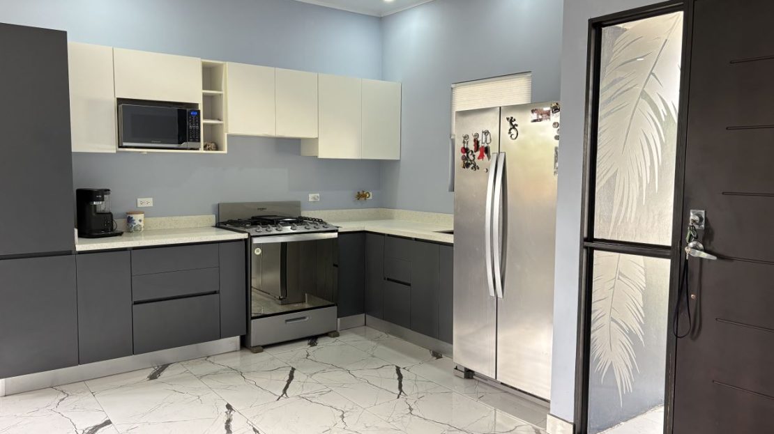 Charming 2-bedroom home close to the beach with an ample lot