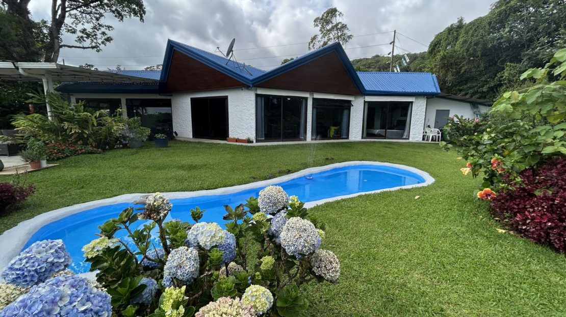 Peaceful Lakeview Home in a Lush Garden in Nuevo Arenal