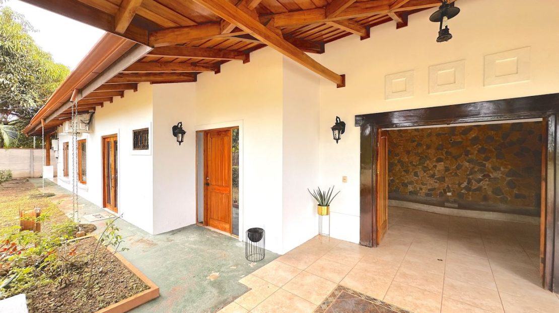 Colonial-Style Estate on 1.4 Acres Near Marina Pez Vela – Prime Quepos Location