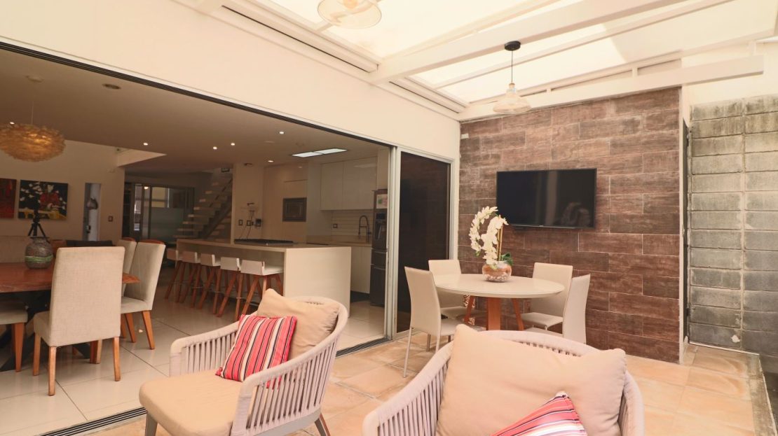 For Sale: House in Oro Real Condominium