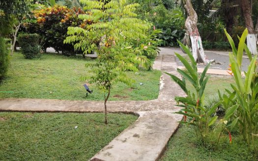 Affordable river home near Dominical Beach