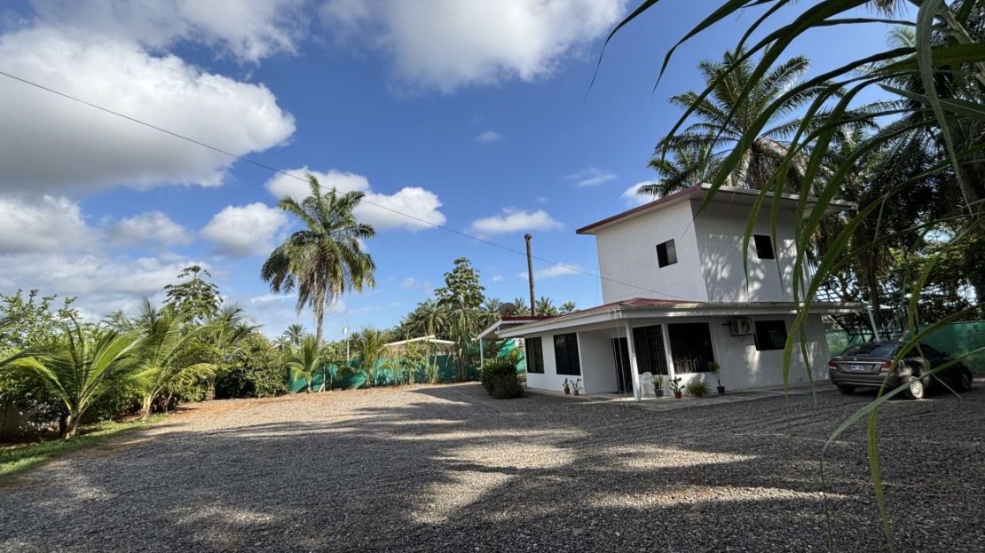 Two units with lots of land 5 minute to the beach - live in one