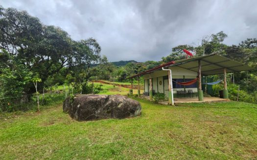 Cabin tucked away in mountain foothills of Perez Zeledon, Costa Rica