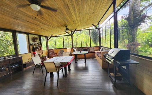 Riverside 3-Bedroom Home with Guest Cabin and Lush Gardens in Pueblo Nuevo, Pérez Zeledón