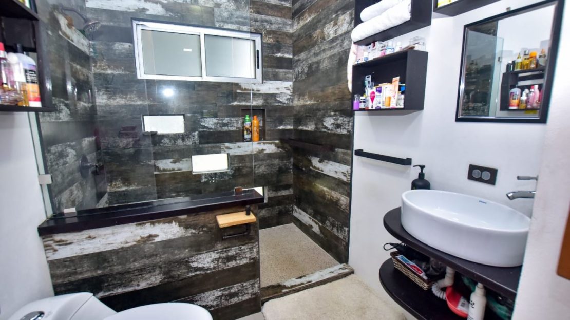 Modern 3-Bedroom Home with Pool and Solar Hot Water in Pérez Zeledón – $130