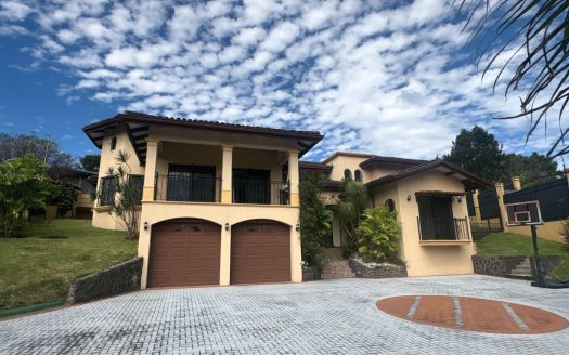 Independent Property with Ample Land and Luxury Design in Santa Bárbara, Heredia