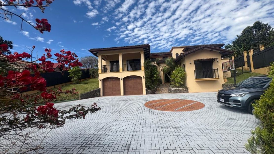 Independent Property with Ample Land and Luxury Design in Santa Bárbara