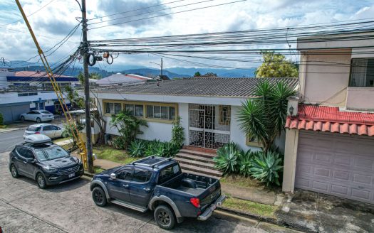 Spacious house for rent or sale in Curridabat, for residence or business.