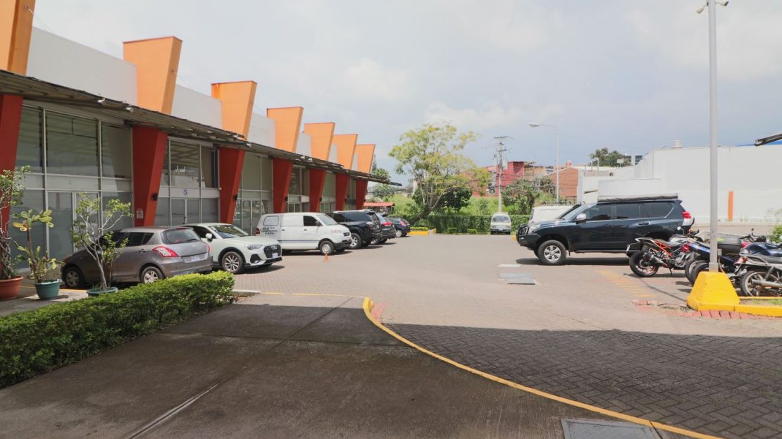 GREAT INVESTMENT OPPORTUNITY-COMMERCIAL SPACE IN PLAZA VALLE DEL SOL