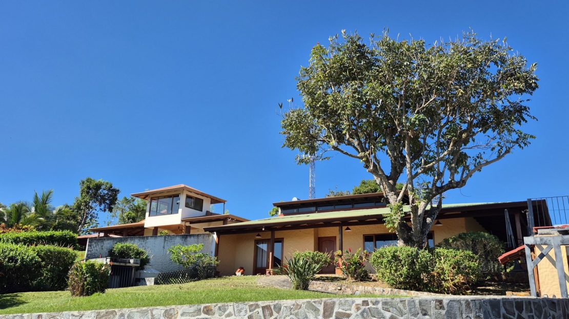 Charming Atenas Home with Breathtaking Views and Productive Coffee Land