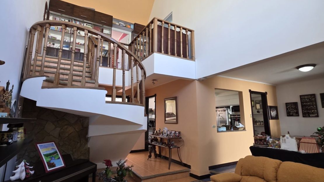 Magnificent two-story residence with independent studio — secure and located in a high-value appreciation area