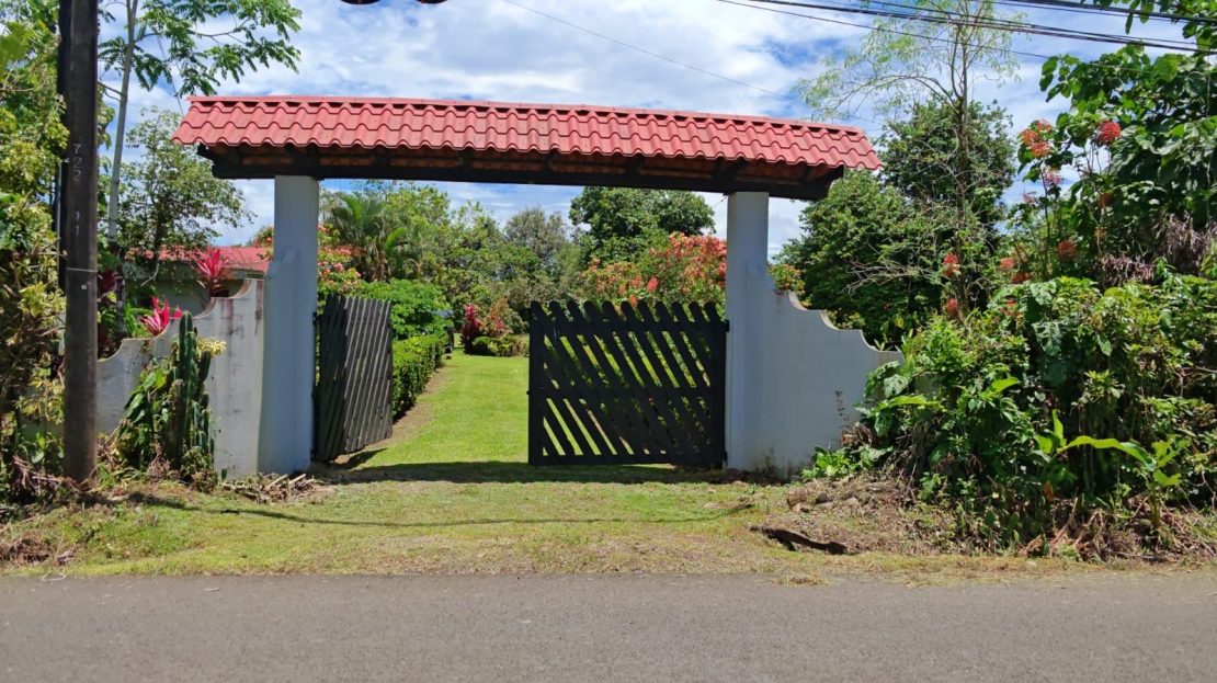 Investment Property in La Fortuna – Pay for the Land Only – House Included – Volcano View