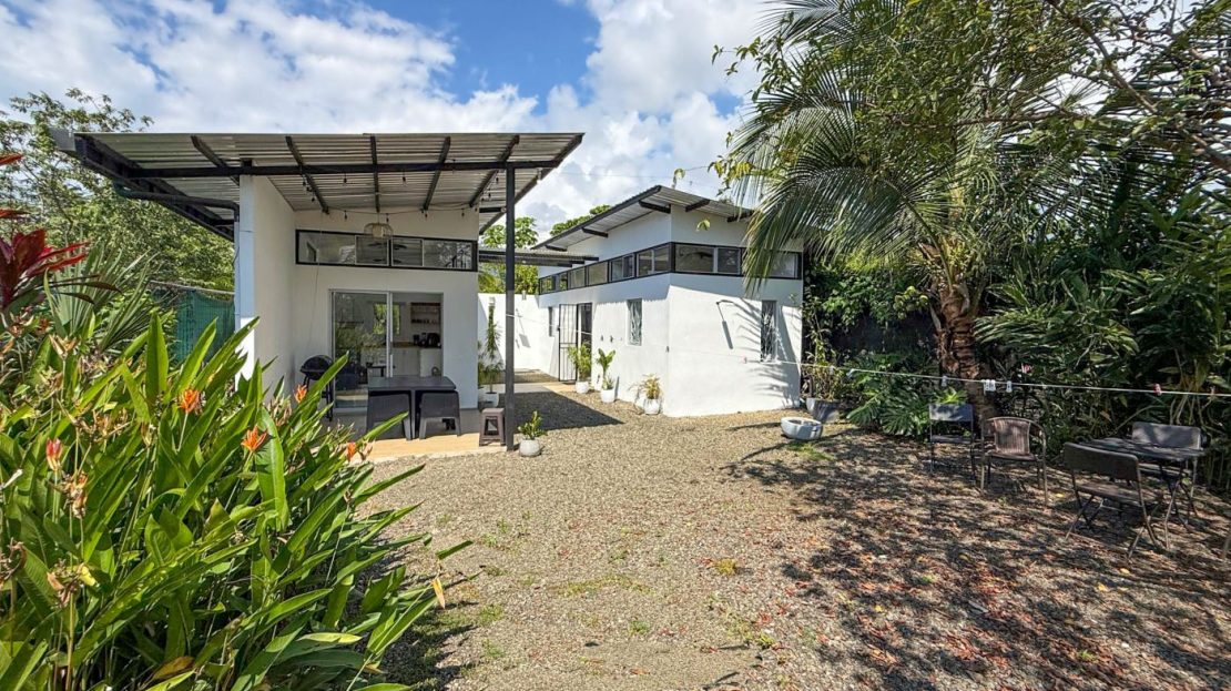 Newer 2-Bedroom Home Easy Walking Distance to Whale Tail Beach