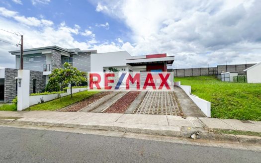 Upscale House for Sale in gated community – terrace and quality finishes.