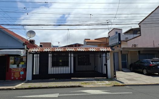 House with High Commercial Potential in Tibás Downtown KFM Facing a high-traffic commercial street