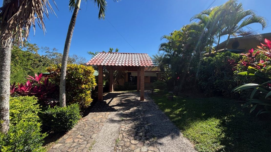 Lovely bungalow-style home just 4 minutes from Atenas Center