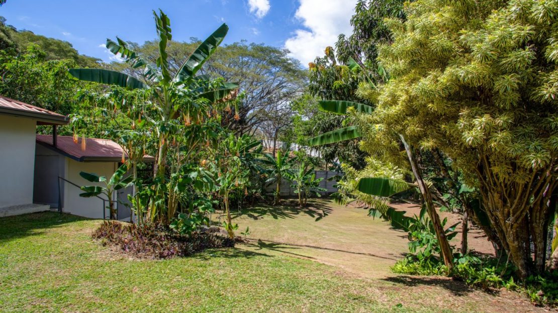 Lovely home and guest home in popular Vista Atenas community