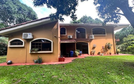 Spacious & private house, big lot in Orotina.