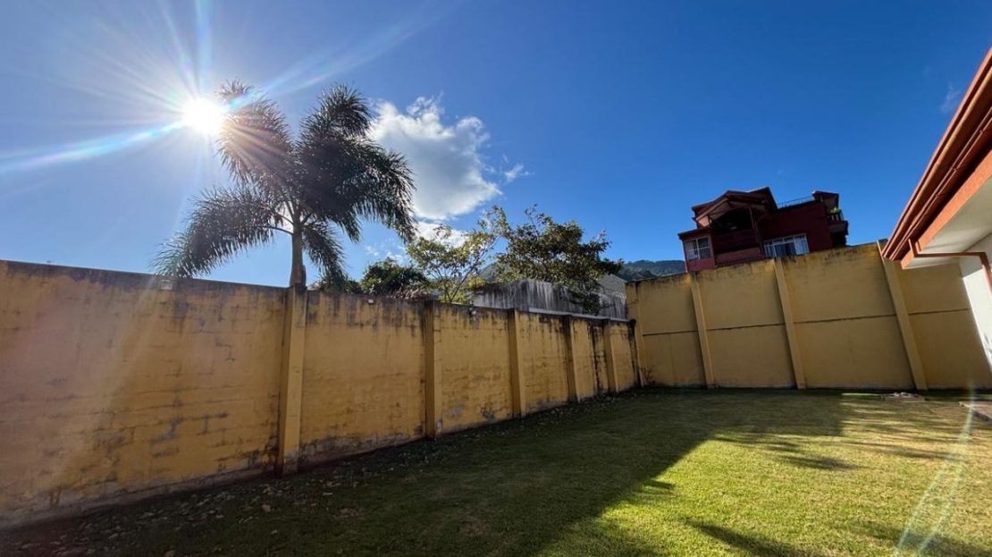 Santa Ana – Prime Location & Value