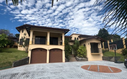 Independent Property with Ample Land and Luxury Design in Santa Bárbara, Heredia