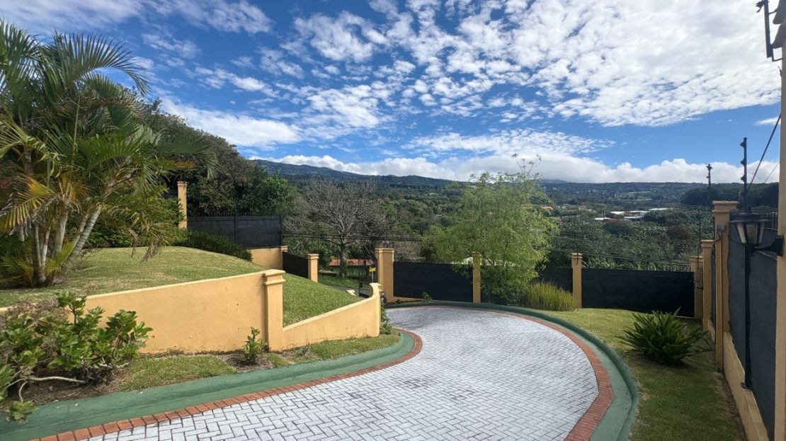 Independent Property with Ample Land and Luxury Design in Santa Bárbara