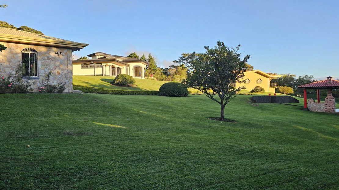 Villa Los Sueños – Multifamily Estate in San Rafael de Heredia