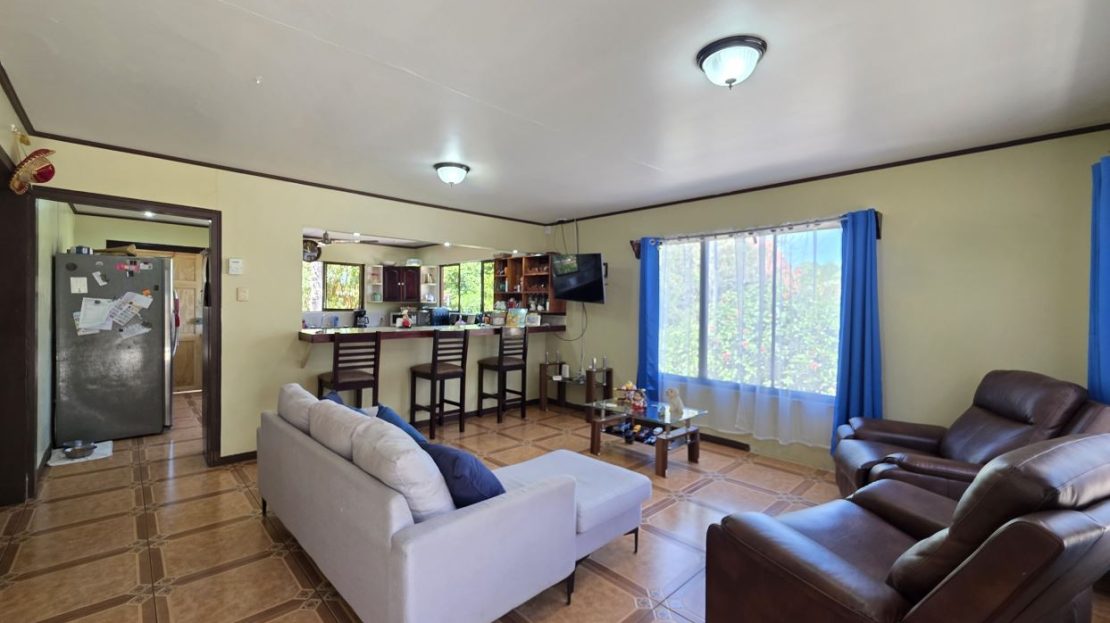 Spacious Property with Main House and Apartment in Guayabo