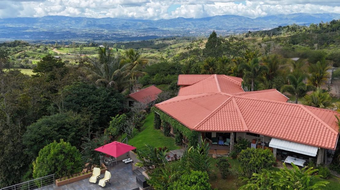 Luxury Rural Home with Guest House & Edible Garden with River Access in Santa Elena.