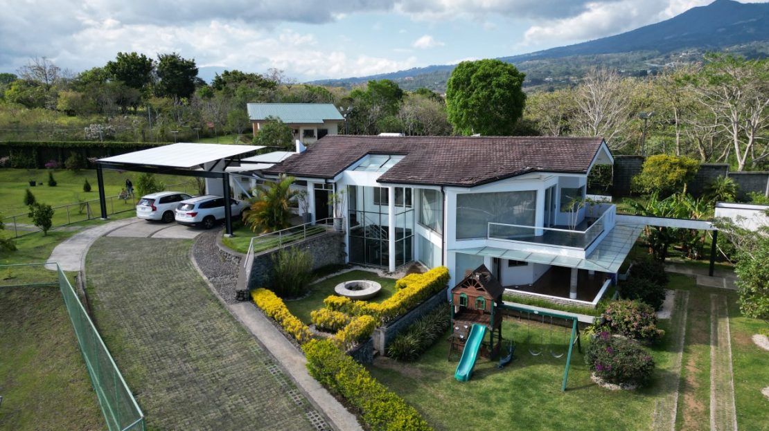 FOR SALE CUIDAD REAL PROPERTY WITH 2 LUXURY HOMES AND TENNIS COURT