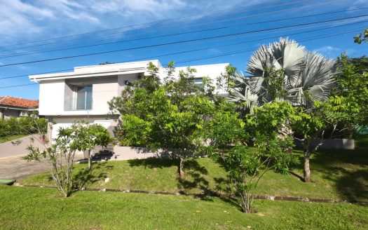 Family Retreat in Hacienda Los Reyes: Spaciousness, Privacy and Versatile Spaces