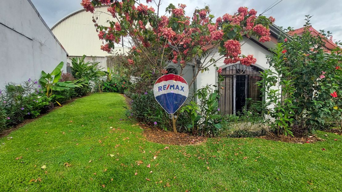 Spacious Home for Sale Near Downtown Grecia | Large Lot