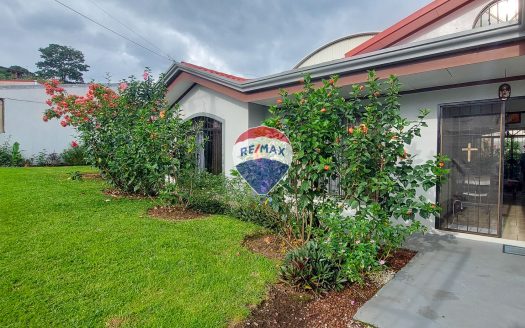 Spacious Home for Sale Near Downtown Grecia | Large Lot, Gardens, and Covered Parking