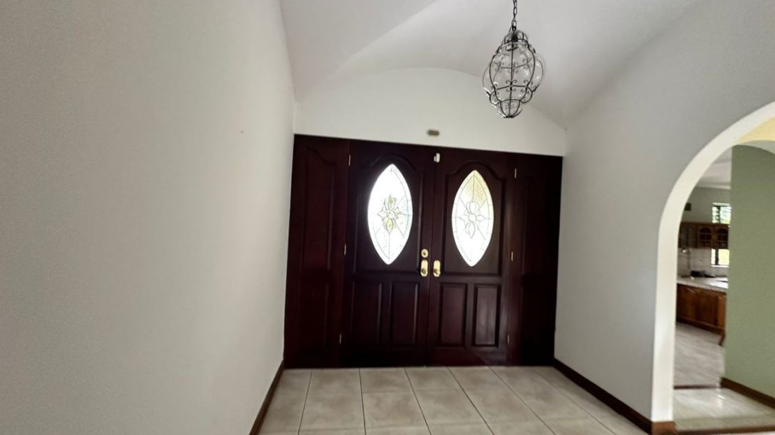 Spacious Home with Large Lot and Mountain Views Near Downtown San Rafael de Heredia